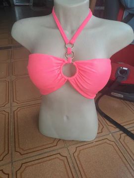 Top de biquíni rosa neon com argolas