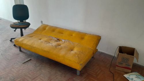 Sofá Cama Amarelo Usado e cadeira de escritorio
