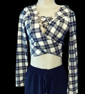 Blusa de renda branca e azul xadrez