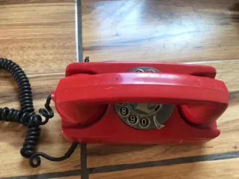 Telefone vermelho antigo
