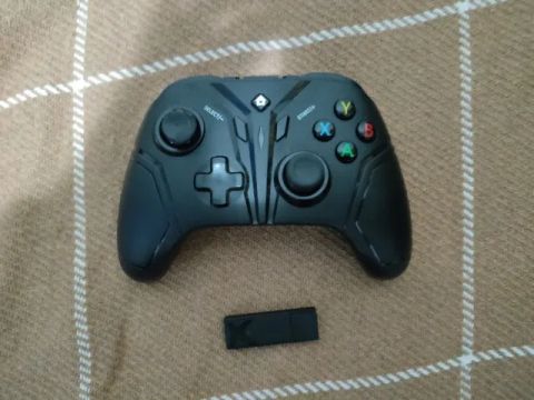 Controle Genérico + Dongle USB-A (Com defeito)