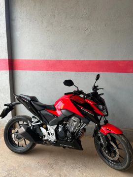 Vendo Cb 300f 2023/2023 moto extra 