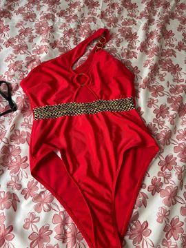 Maiô Vermelho com Detalhes Dourados, biquíni concha e biquíni top