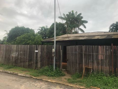 Casa com quintal e garagem - Ótima localização!