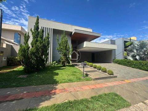 CASA COMPLETA DE ARMARIOS PÉ DIREITO DUPLO