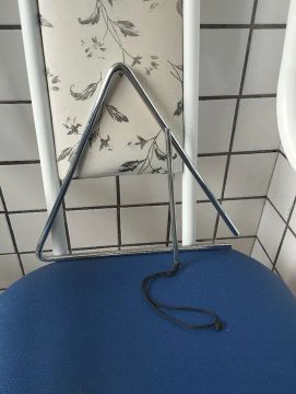 Triângulo de metal com baqueta