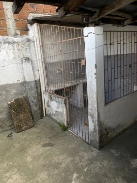 Casa com garagem, quintal e área de serviço