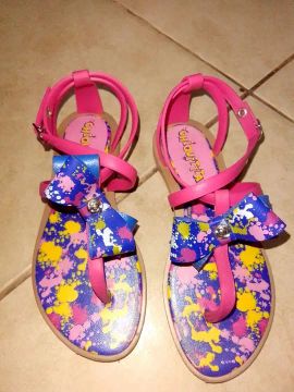 2 PARES FEM. N°30 + (CROCS LOL BRINDE). Ler descrição...