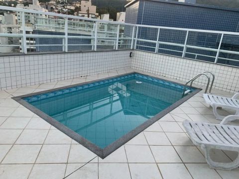 APARTAMENTO SEMIMOBILIADO COM 3 QUARTOS SENDO 2 SUÍTES E 3 VAGAS DE GARAGEM NA TRINDADE, F