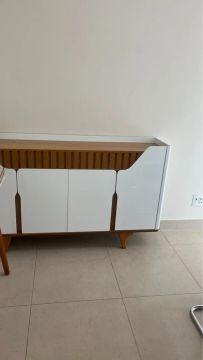 Aparador de mdf e branco com 3 portas