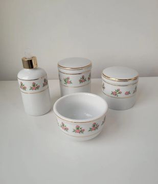Kit higiene bebê em Porcelana.