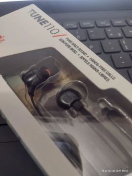 Fones de ouvido intra-auriculares (in-ear) JBL TUNE 110 com fio.