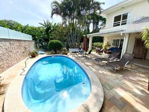 Casa em condomínio fechado com 280m² privativos - com 4 quartos sendo 3 suítes