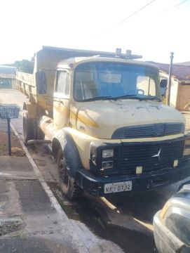 Mercedes 1113 na caçamba 