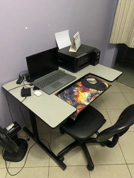 Mesa e cadeira 