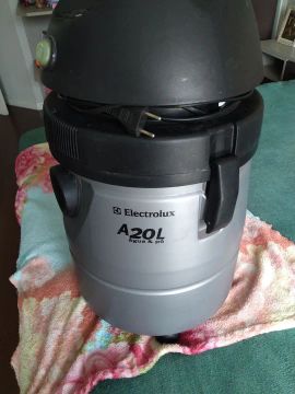 Aspirador de Pó e Água Electrolux A20L