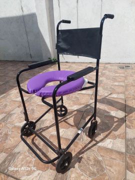 Cadeira de Banho com Rodas Resistentes
