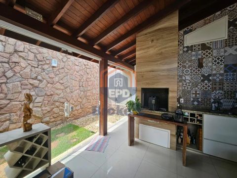 Sobrado para aluguel possui 173 metros quadrados com 4 quartos em Jardim Ermida II - Jundi