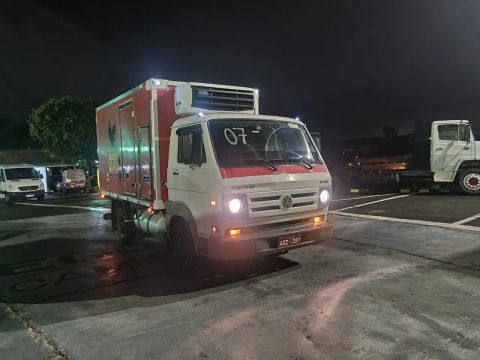Caminhão WV baú refrigerado 