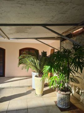 Casa 200m2 c/ duas vagas, área externa, dois quartos