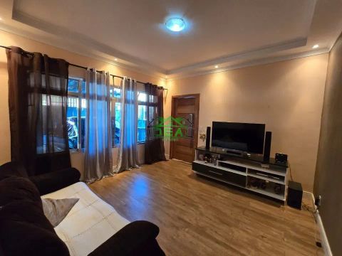 Casa (Sobrado) para Venda, 6 dorm(s), 1 suite(s), 3 vaga(s), 360 m²