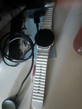 Smartwatch Samsung com pulseira branca