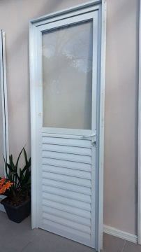 Porta de Giro em Alumínio e Vidro/0,73×2,11