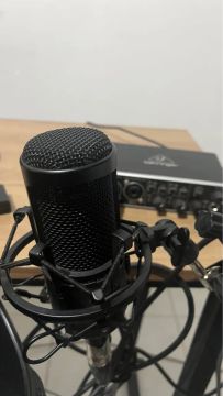 Microfone AT2020+interface de audio behringer 2 canais