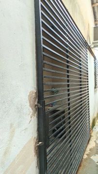 Portão com trilho.
