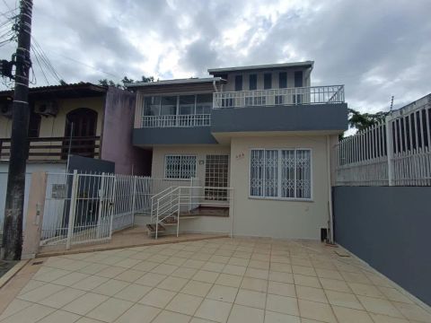 Casa Sobrado para alugar com 03 dormitórios, 160m2, Bairro Agronômica - Florianópolis/SC