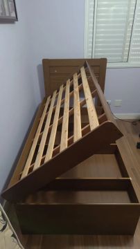 Cama de solteiro com baú