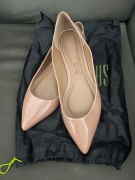 Sapatos Santa Lolla de cor de nude.