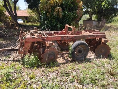 Grade aradora BALDAN para trator agrícola.