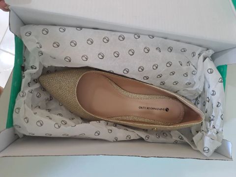 Sapato Dourado de Luxo