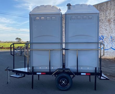 Carreta para transporte e uso banheiros 