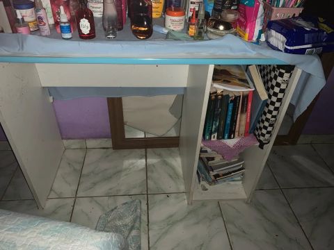 Penteadeira Branca com Detalhes em Azul