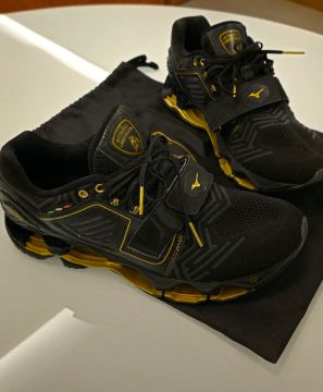 Tênis Mizuno Lamborghini- Preto e Dourado TAM 43