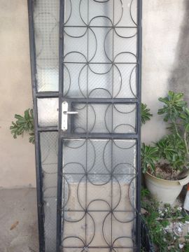 Porta de ferro com vidro, estilo colonial