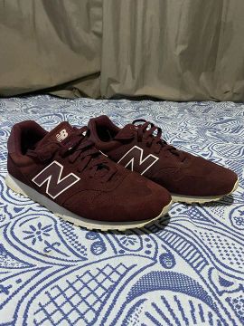 Tênis New Balance 373 bordo
