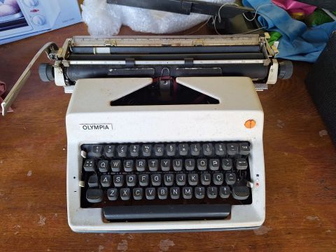 Máquina de escrever Olympia antiga - RELÍQUIA