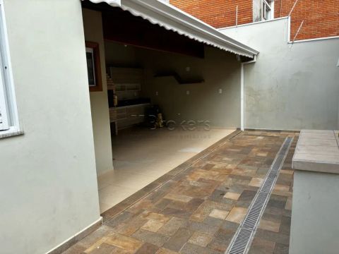 NO CENTRO DA CIDADE DE BOTUCATU! CASA ESPETACULAR COM ACABAMENTO DE ALTO PADRÃO!