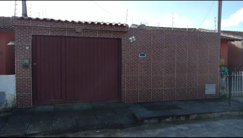 Casa nascente, reformada,com 03 quartos, próx. à UFAL, Conj. Novo Jardim