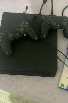 Playstation 4 com 2 controles