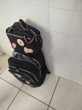 Mochila Escolar Preta com Detalhes Rosa
