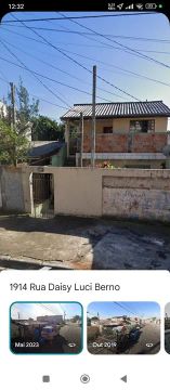 Duas casas e uma meia água e garagem coberta para um carro