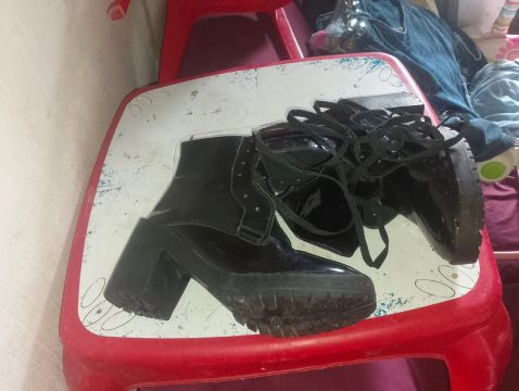 Botas pretas de salto alto