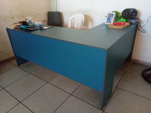 Mesa de escritório em L azul