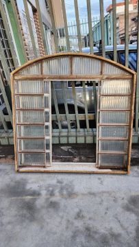 Janela de vidro antiga em arco