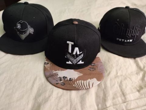 Bonés Thuglife (outlaw), L.A (crimes) e outro sem marca 