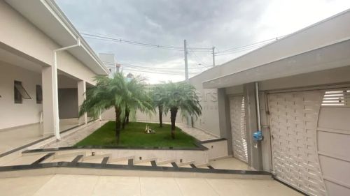 Casa de Esquina, ampla, arejada e com uma ampla varanda na frente com jardim.